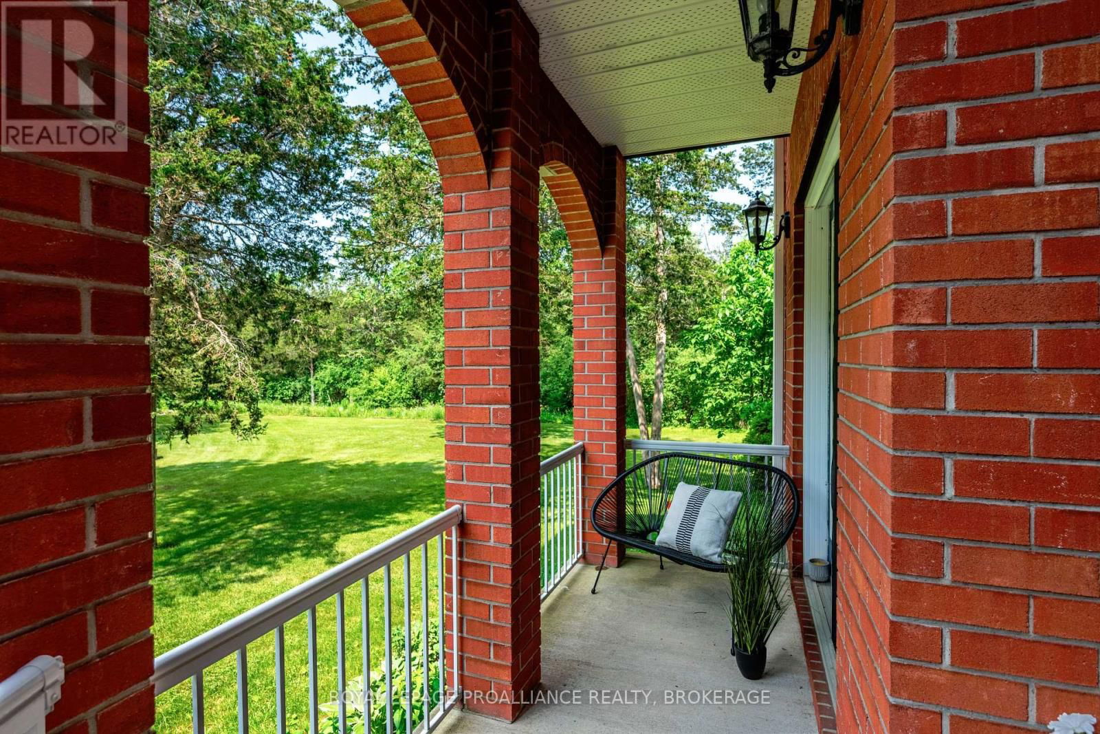 946 BRIDGE STREET WEST Image 3