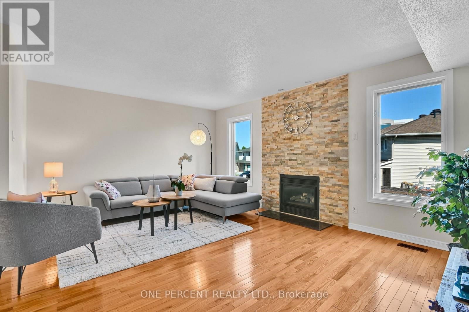2572 ALANIS PRIVATE Image 12