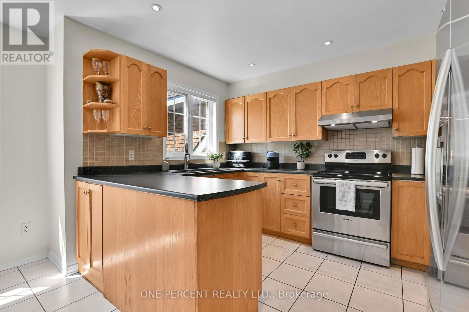 2572 ALANIS PRIVATE Image 16