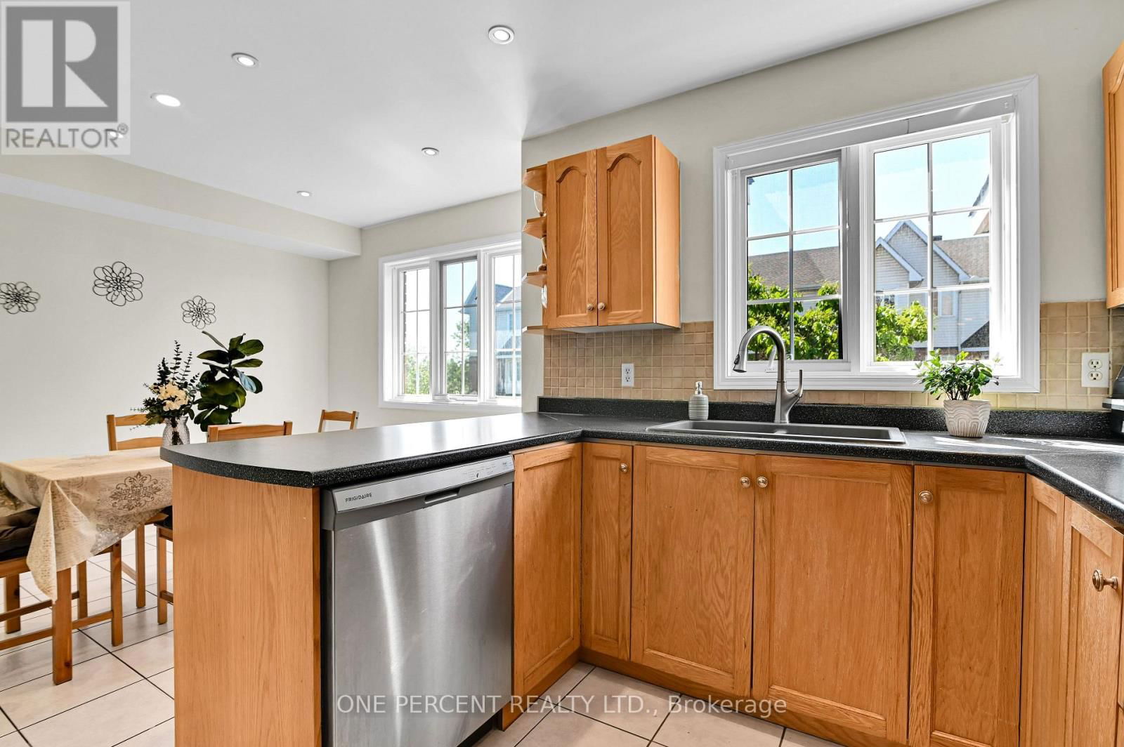 2572 ALANIS PRIVATE Image 17