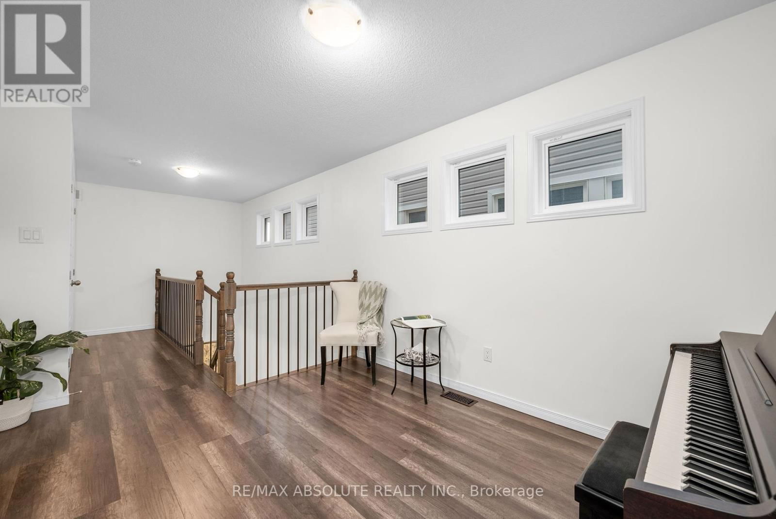 302 HALIBURTON HEIGHTS Image 31