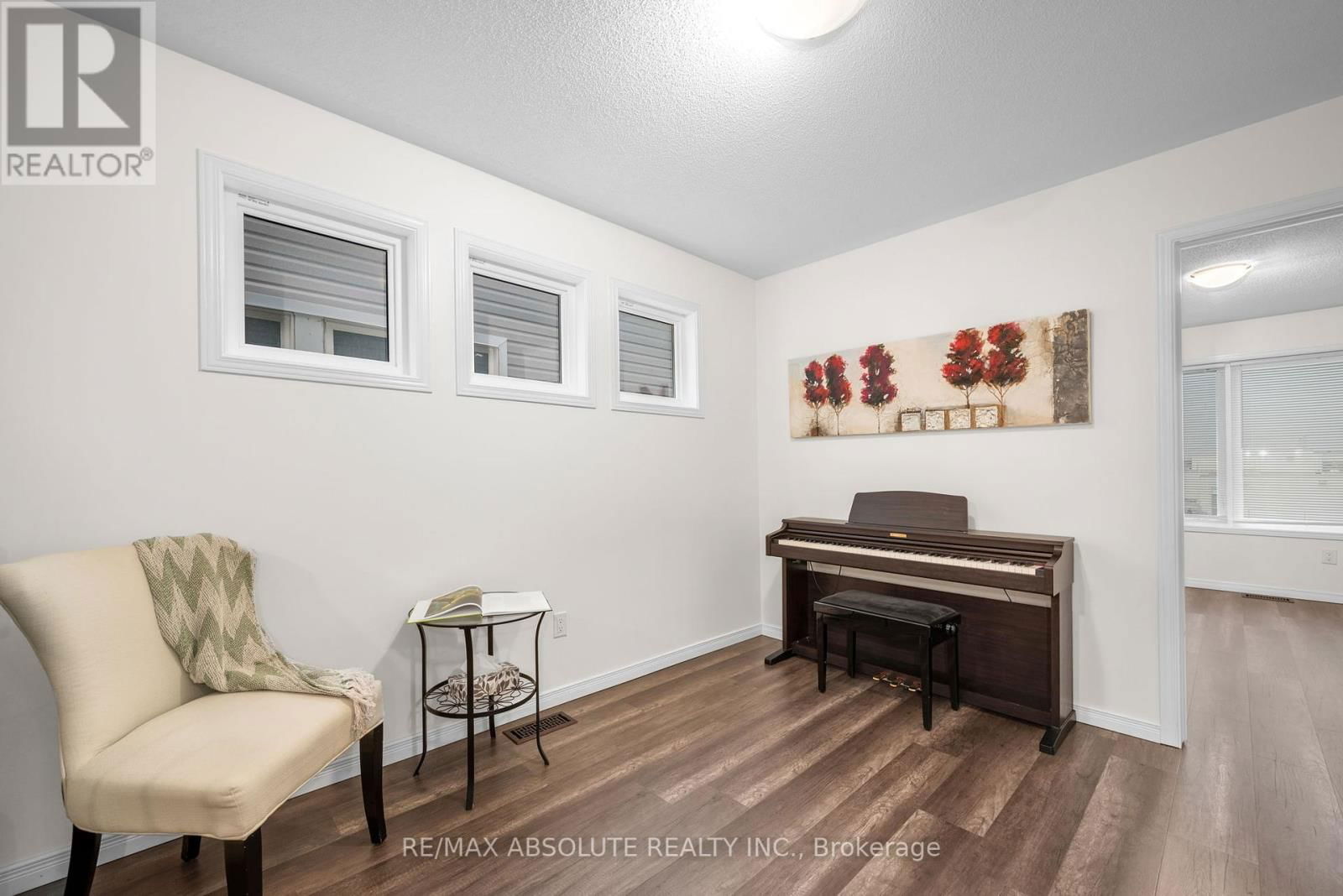 302 HALIBURTON HEIGHTS Image 32
