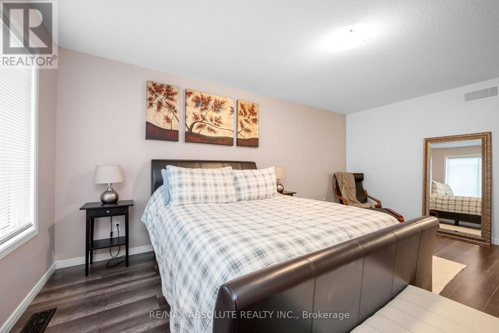 302 HALIBURTON HEIGHTS Image 35