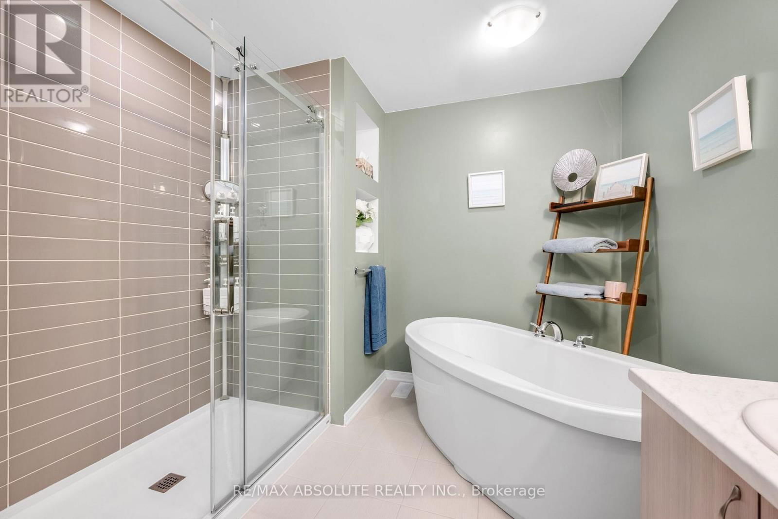 302 HALIBURTON HEIGHTS Image 37