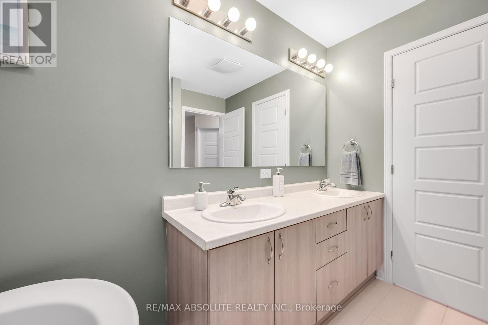 302 HALIBURTON HEIGHTS Image 39