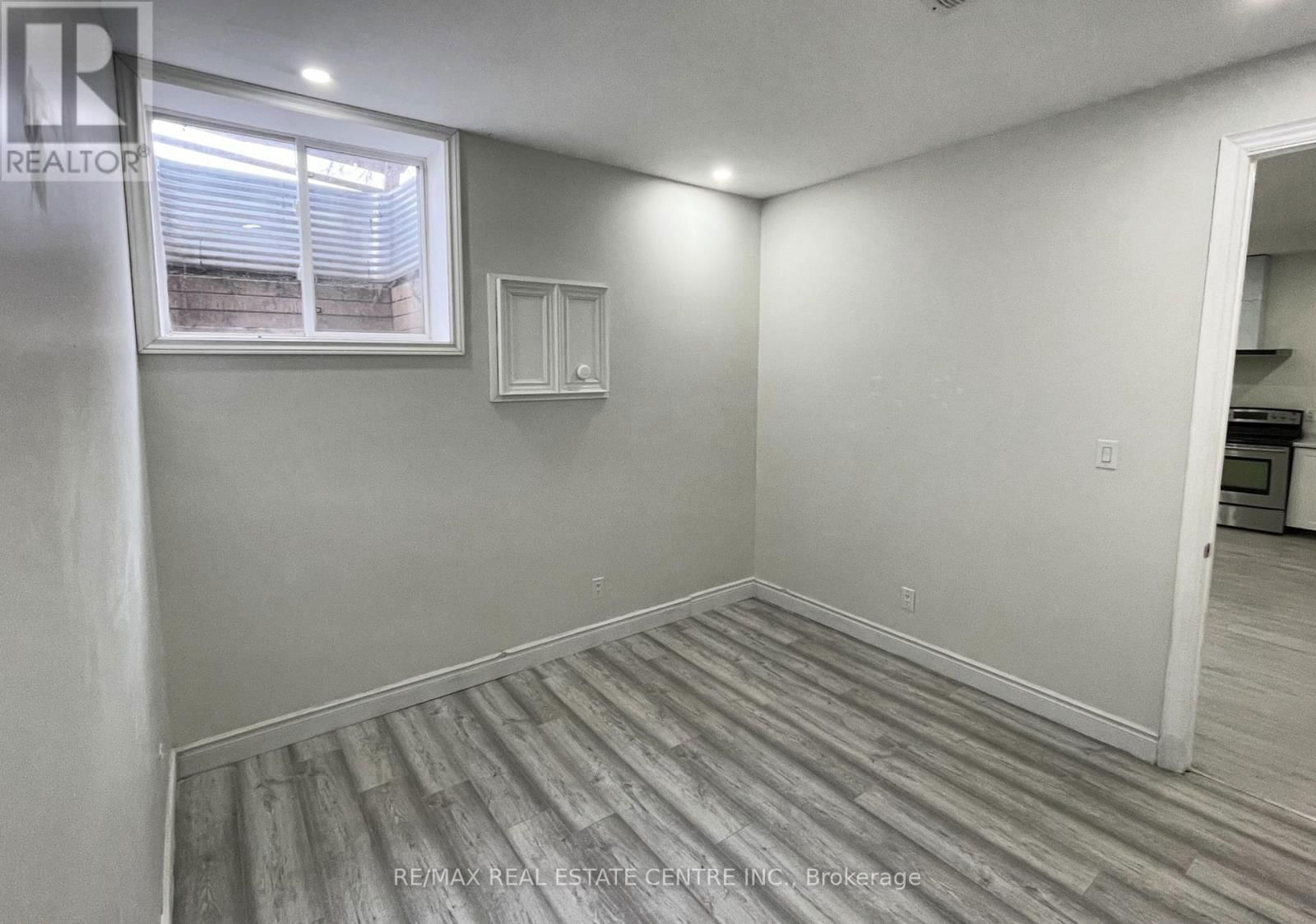 5866 VALLEY WAY Image 25