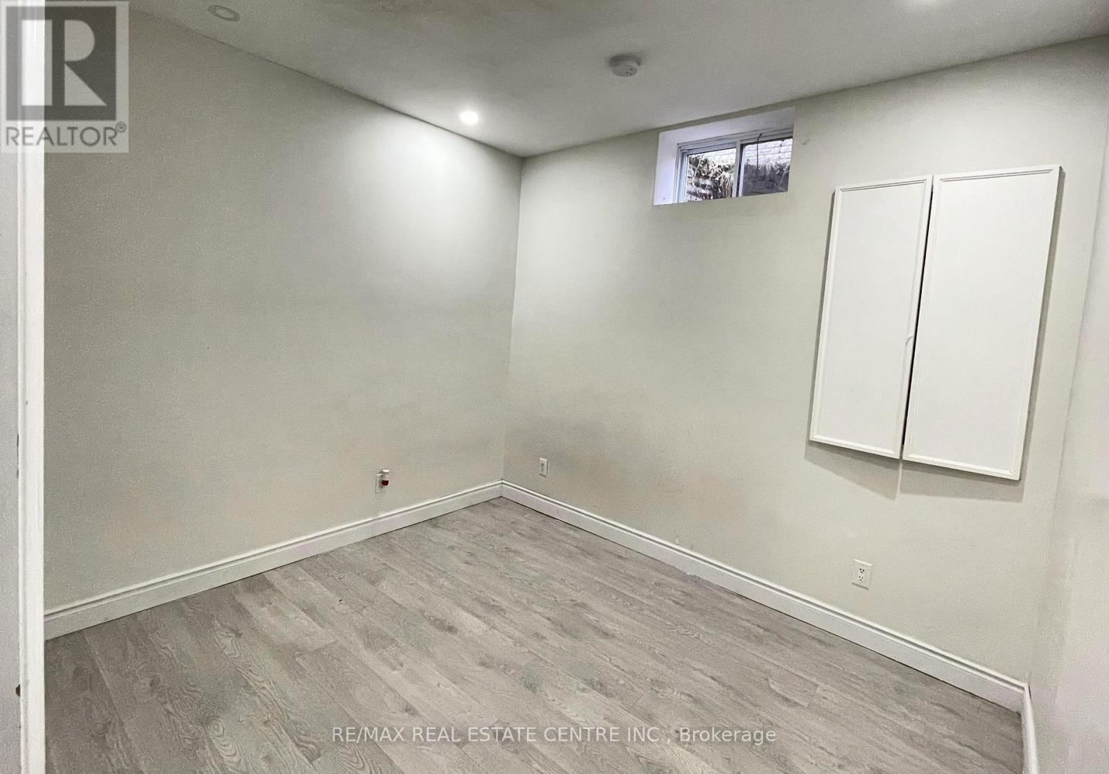 5866 VALLEY WAY Image 26