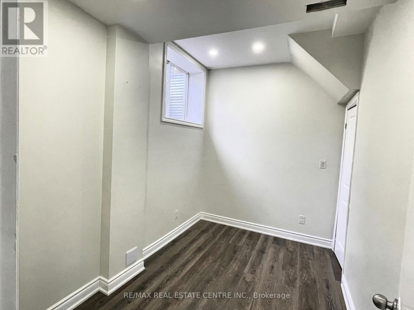 5866 VALLEY WAY Image 29