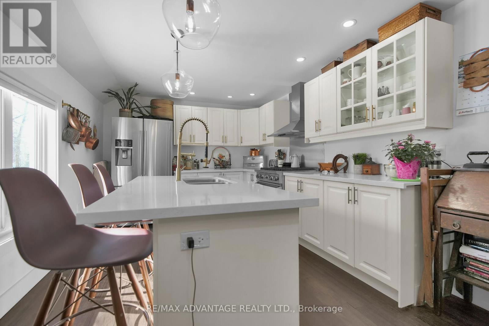 248 BORDEN AVENUE Image 12