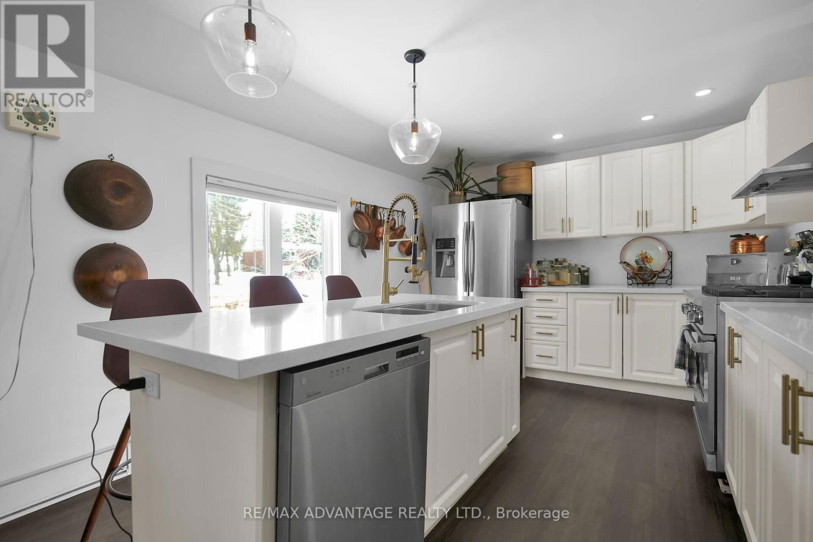 248 BORDEN AVENUE Image 13