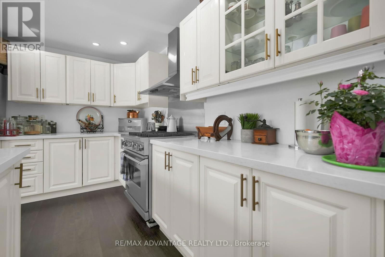 248 BORDEN AVENUE Image 14