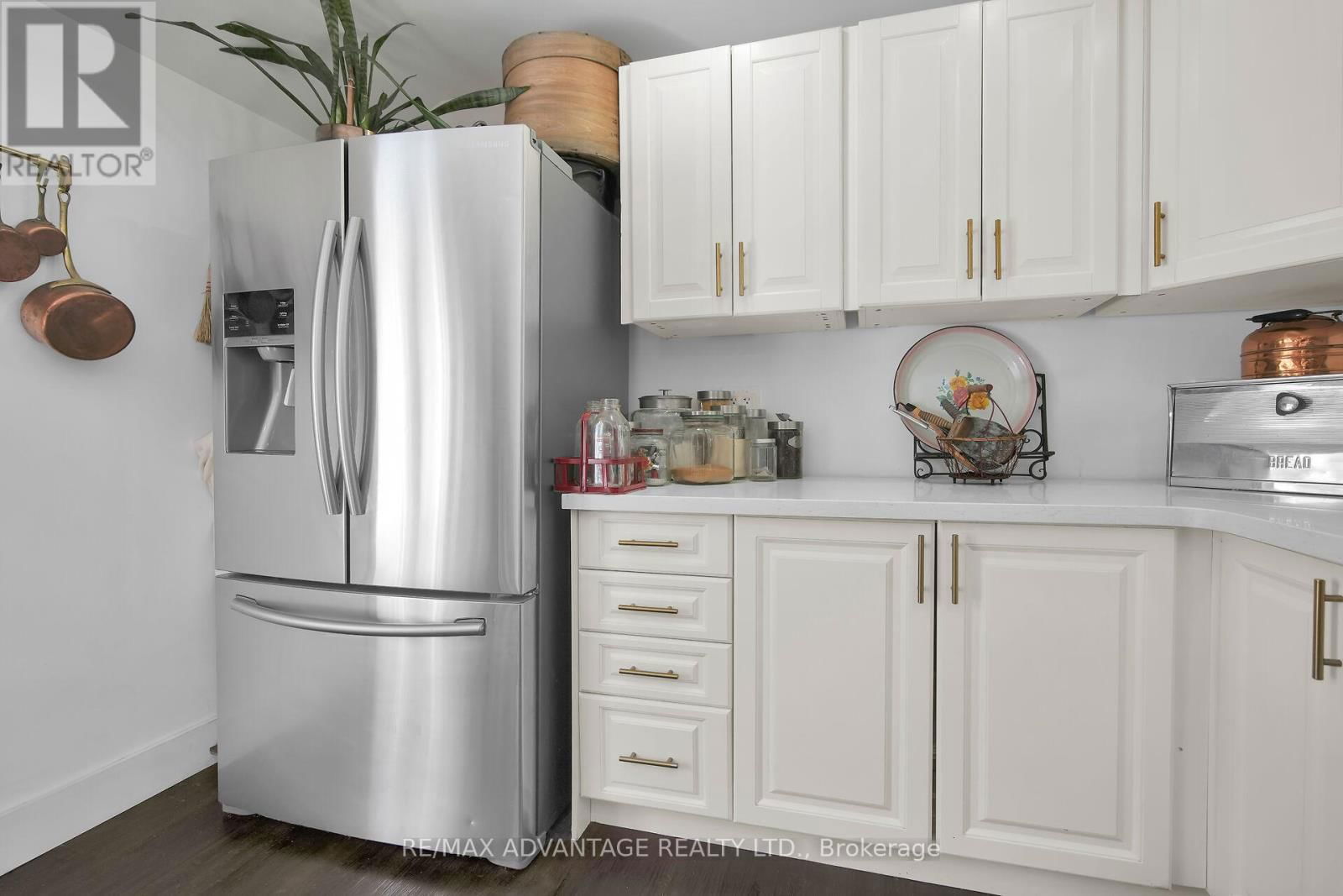 248 BORDEN AVENUE Image 15