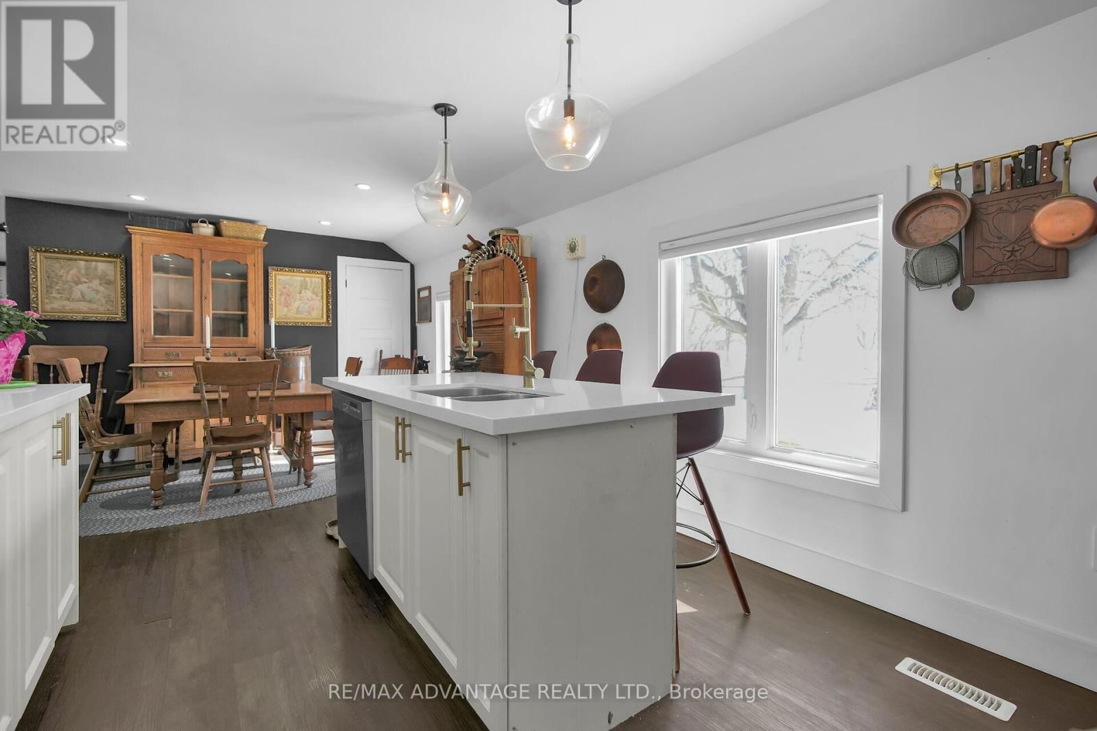 248 BORDEN AVENUE Image 16