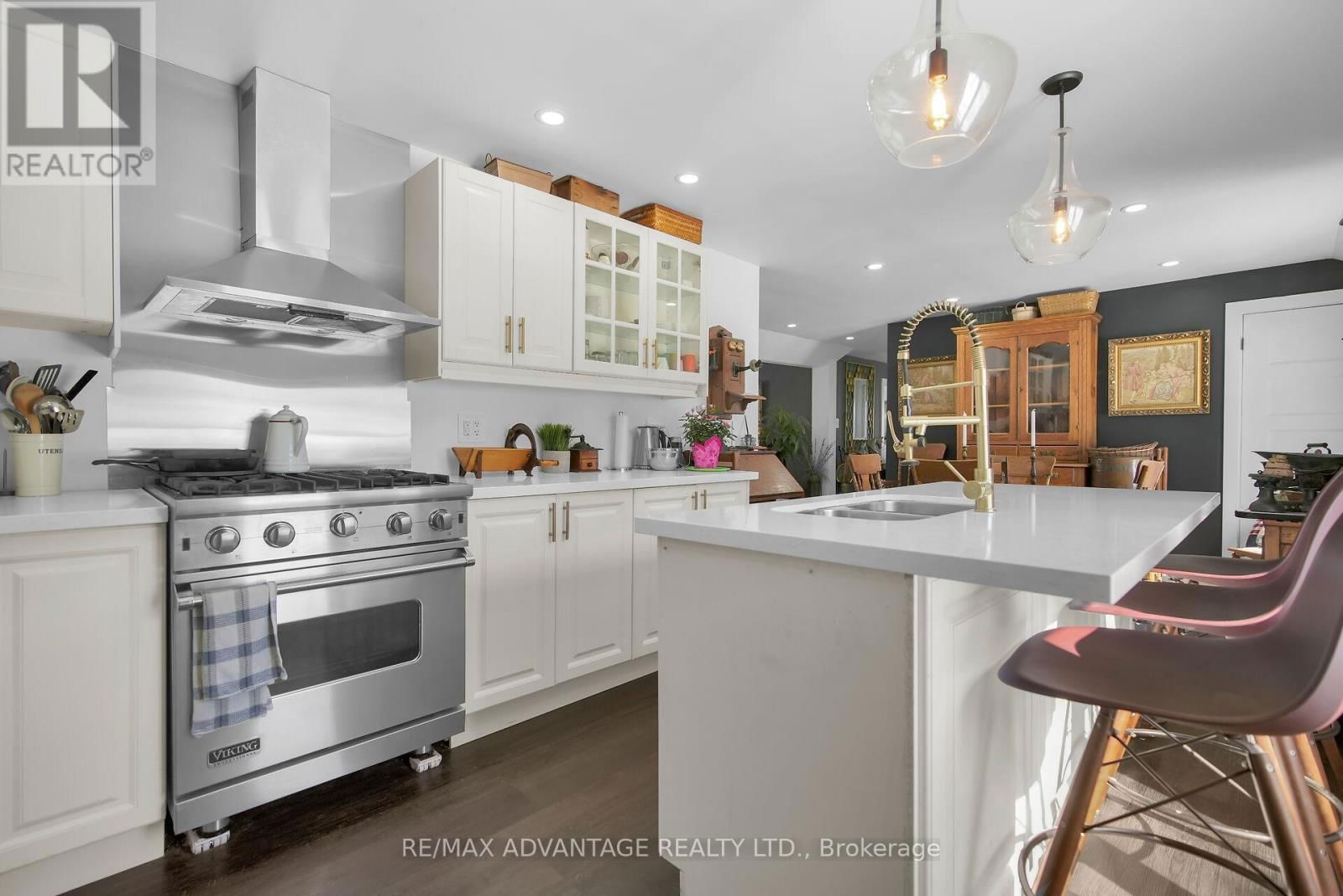 248 BORDEN AVENUE Image 17