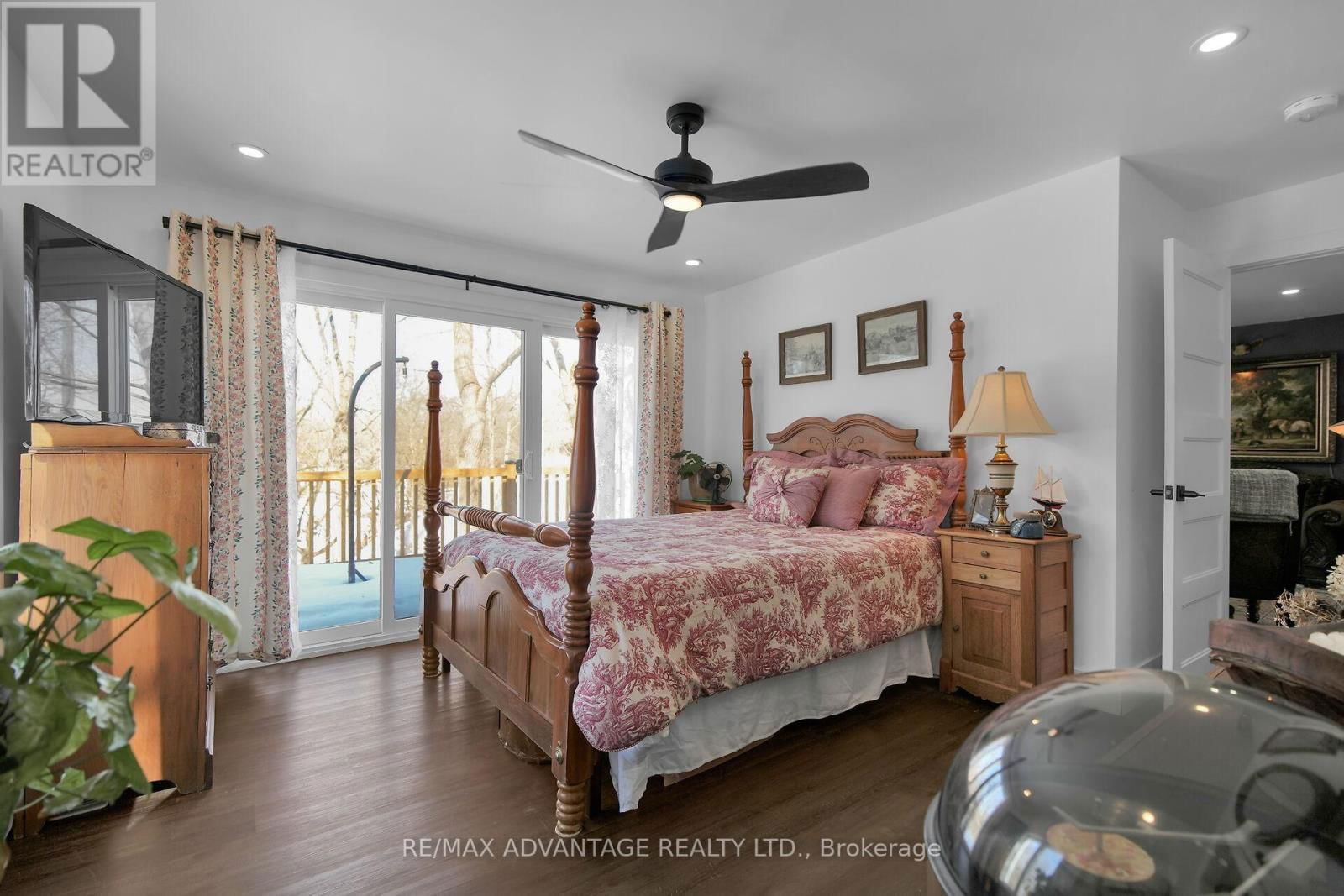 248 BORDEN AVENUE Image 19