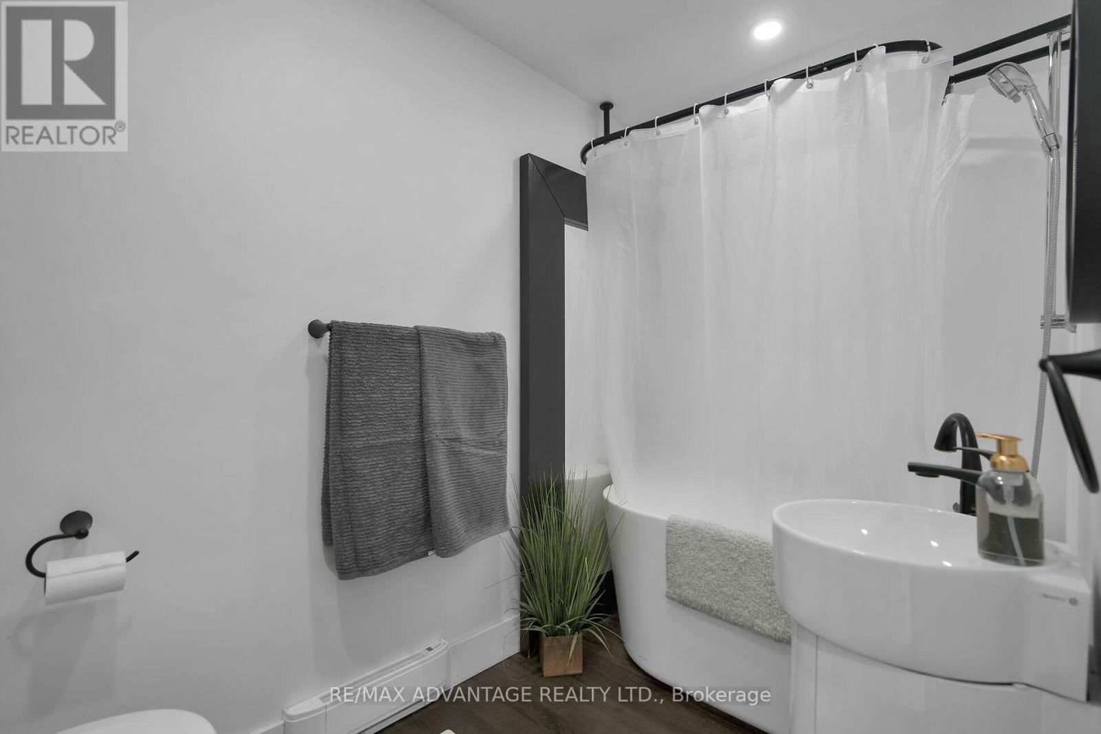 248 BORDEN AVENUE Image 23