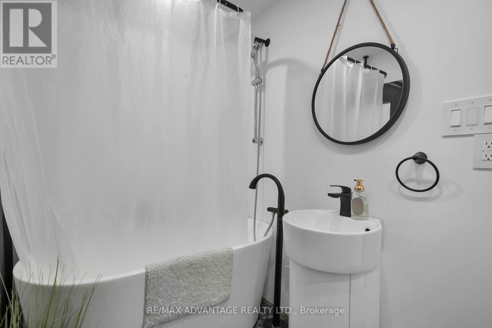 248 BORDEN AVENUE Image 24