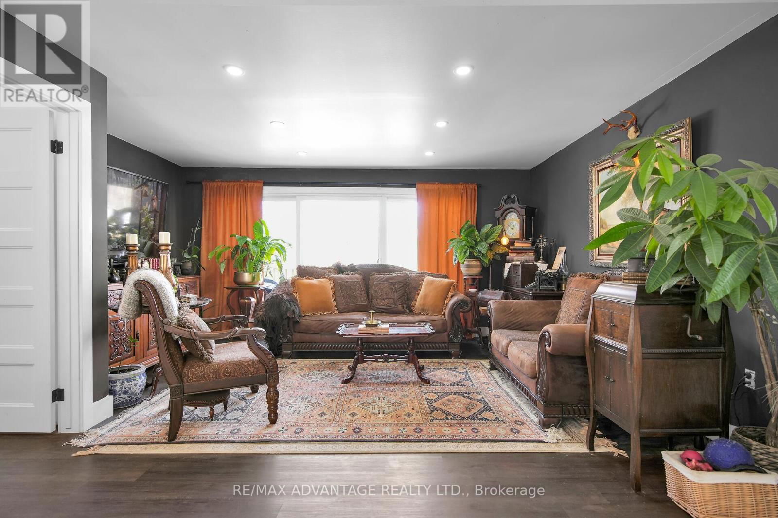 248 BORDEN AVENUE Image 7