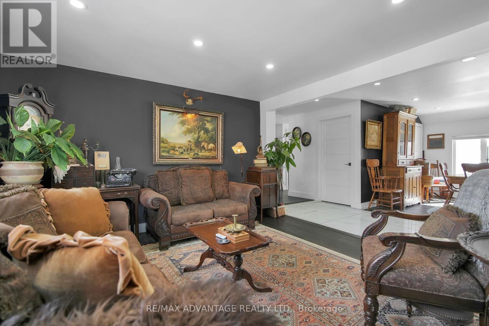 248 BORDEN AVENUE Image 9