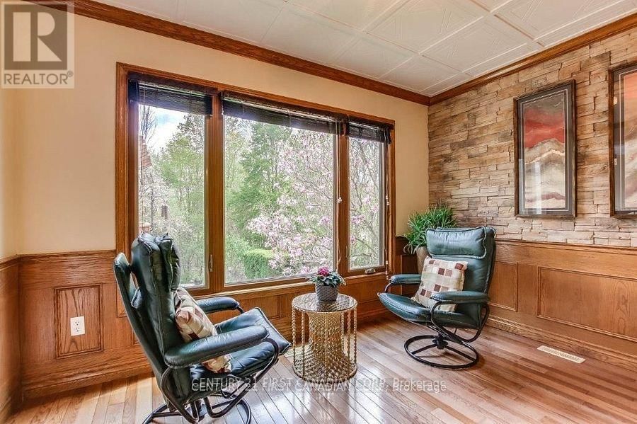 31 GLENRIDGE CRESCENT Image 16