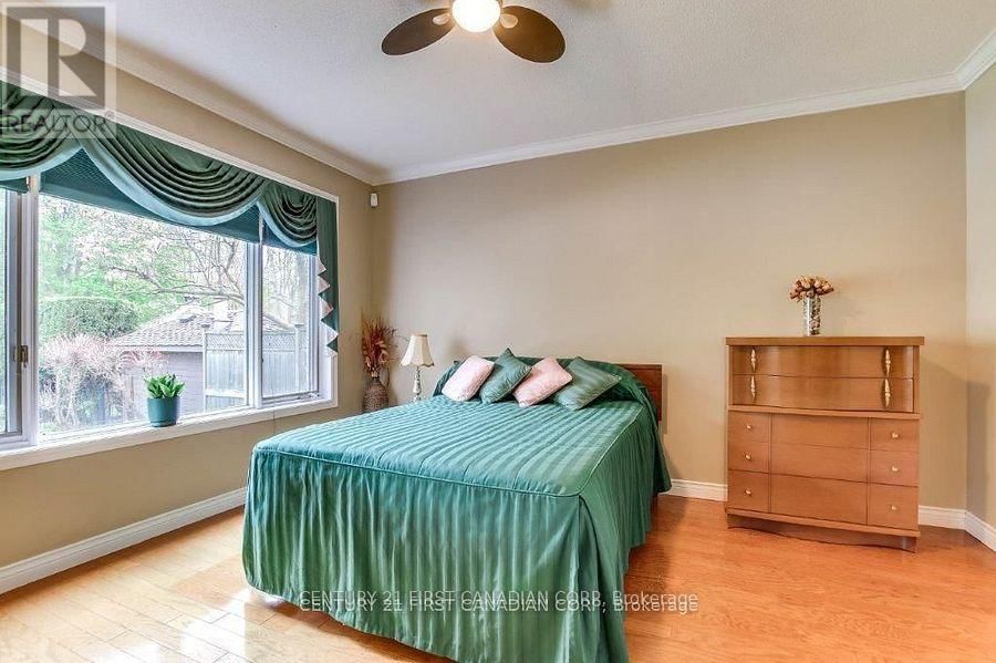 31 GLENRIDGE CRESCENT Image 34