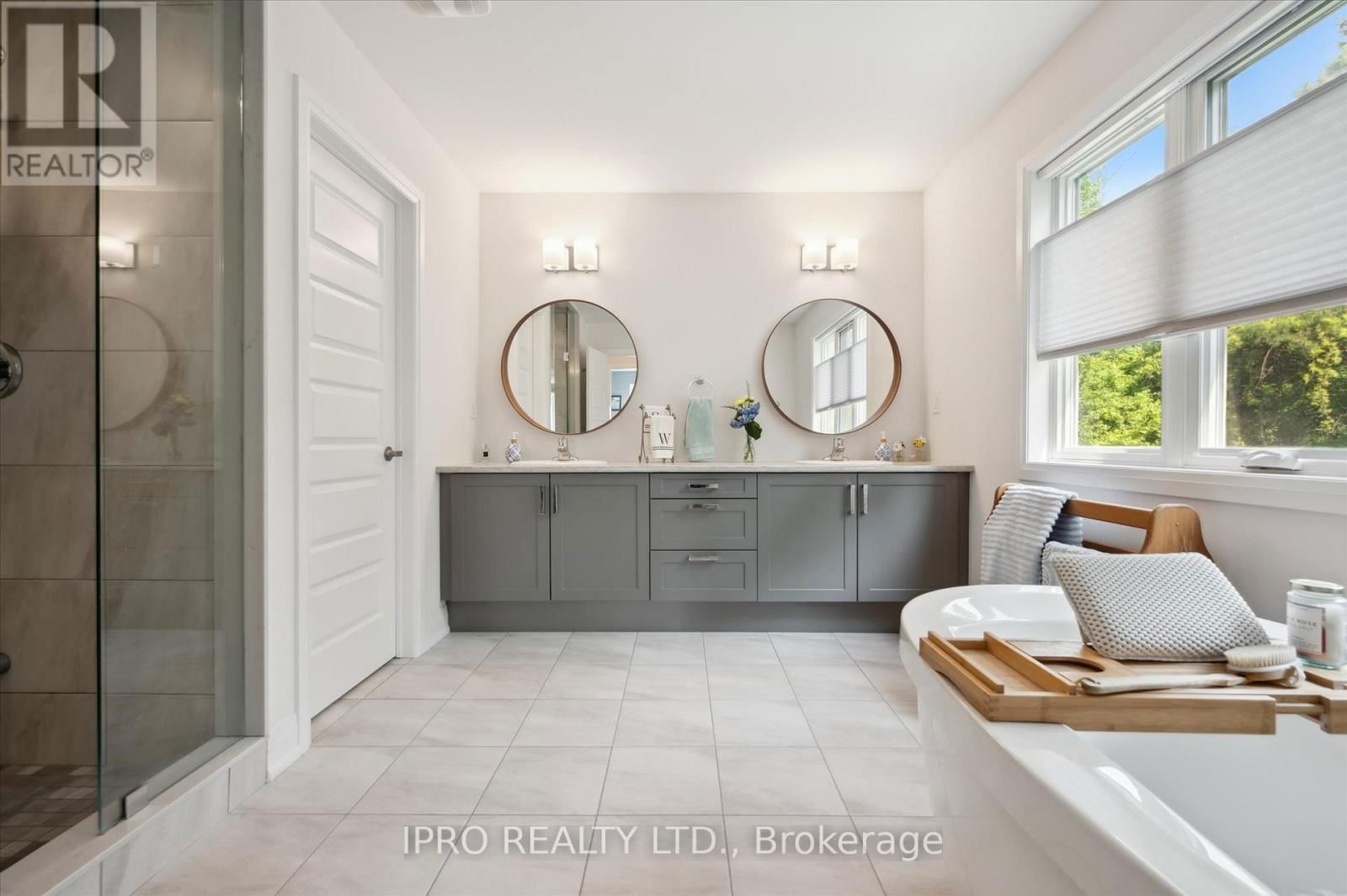 141 MCFARLANE CRESCENT Image 33