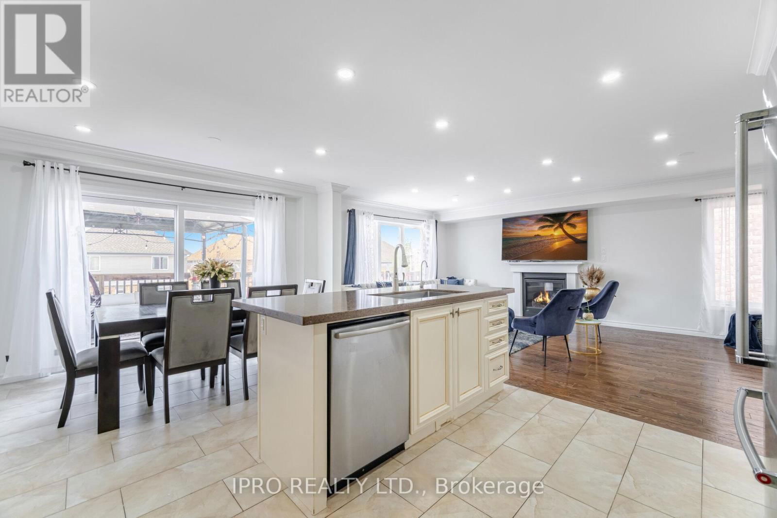132 COKER CRESCENT Image 13