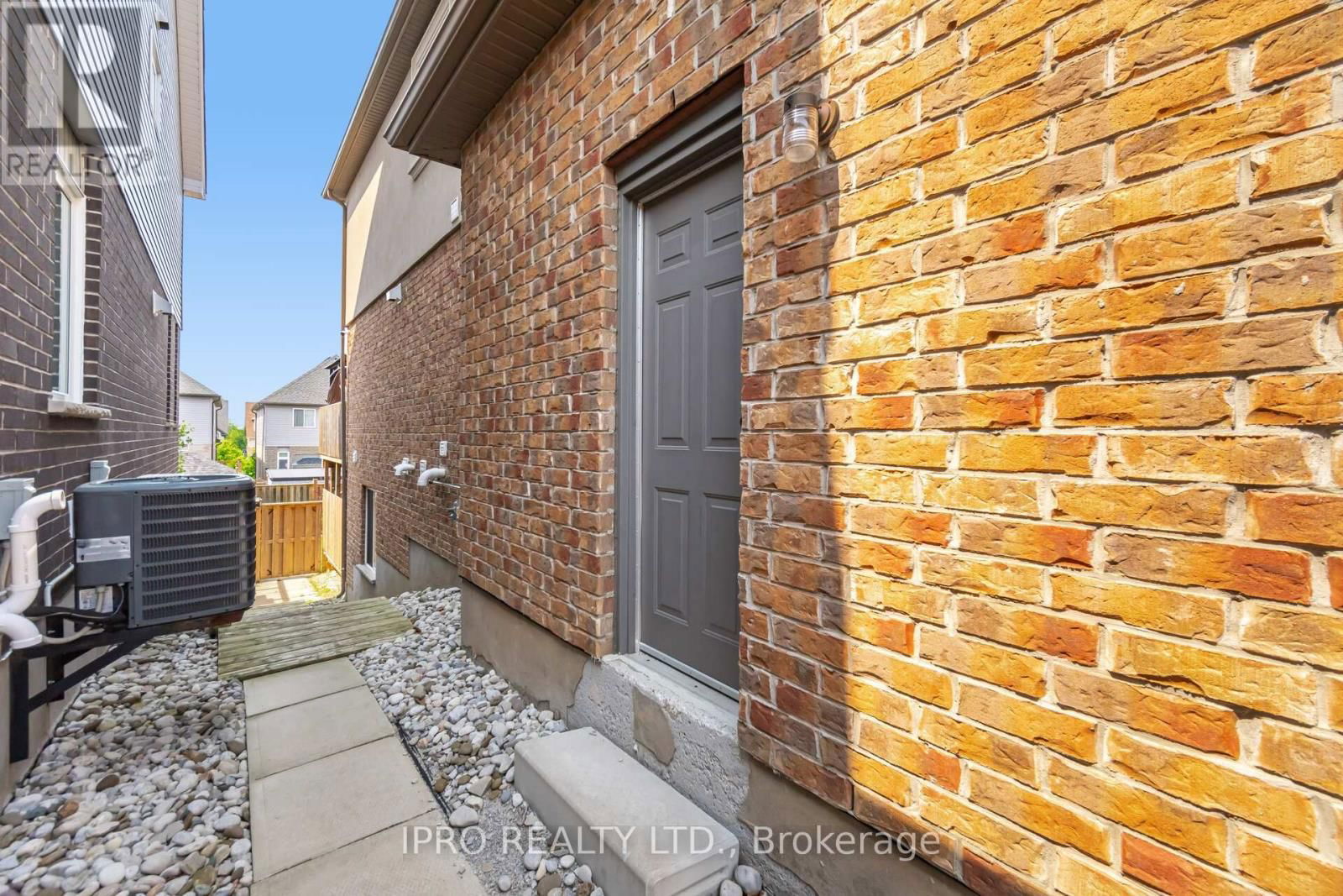 132 COKER CRESCENT Image 36