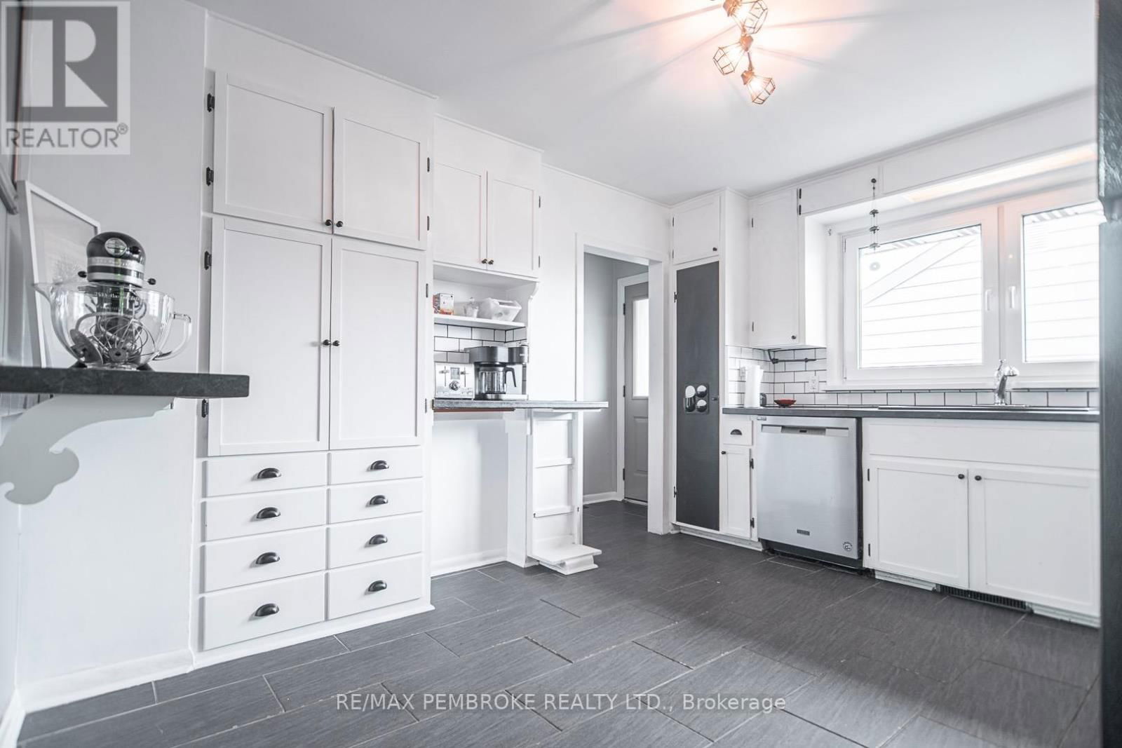 545 HERBERT STREET Image 11