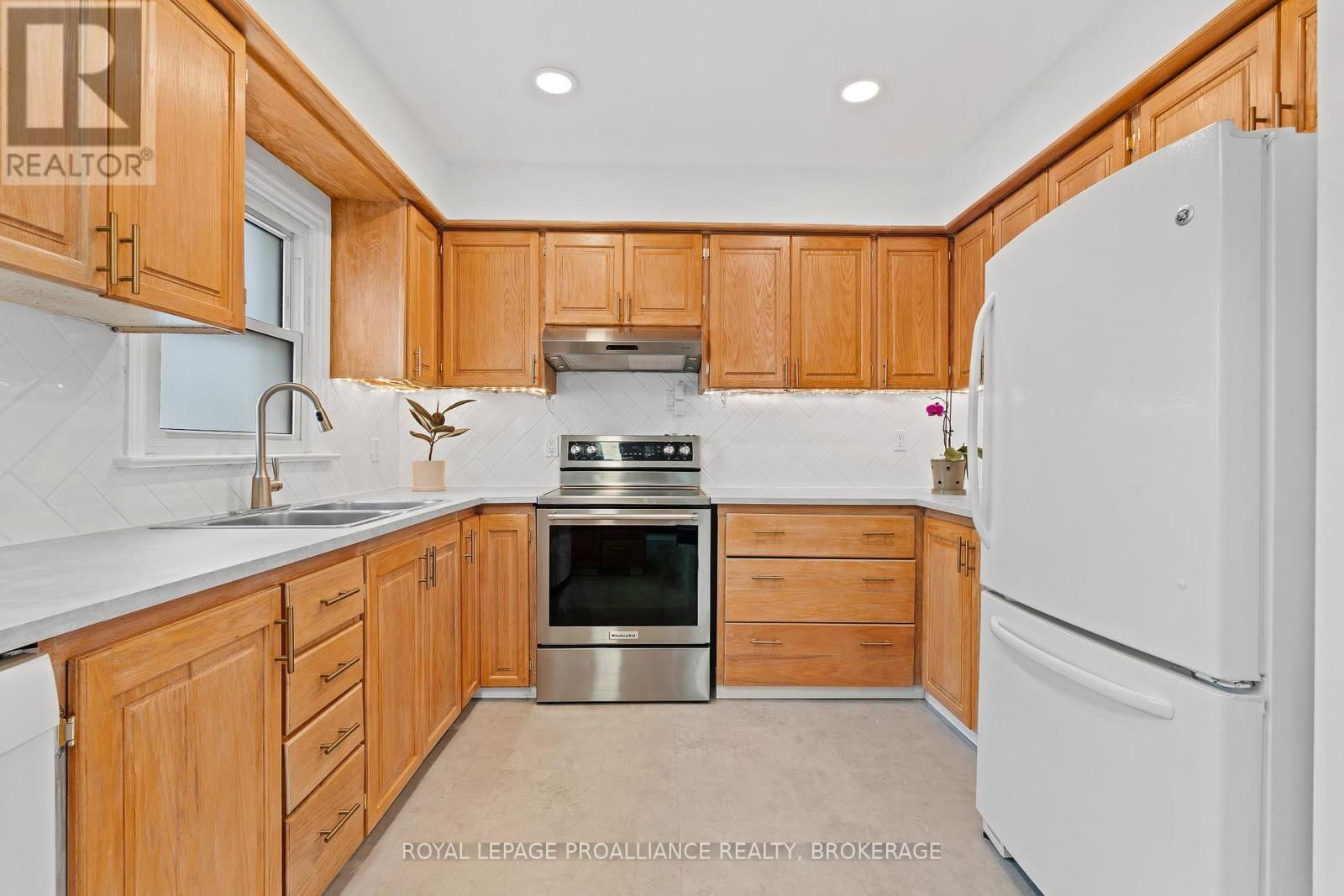 216 PHILLIPS STREET Image 13