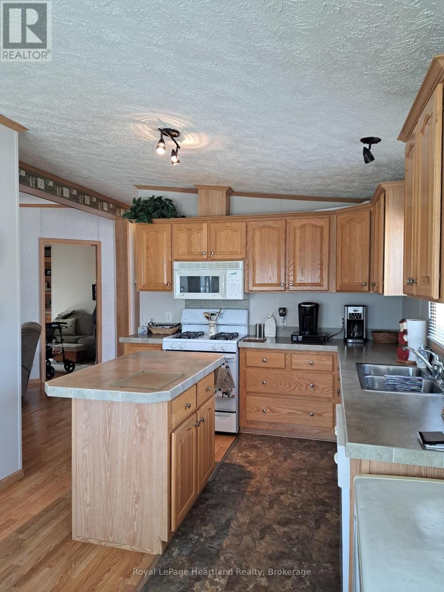 469 RICHARD CRESCENT Image 4
