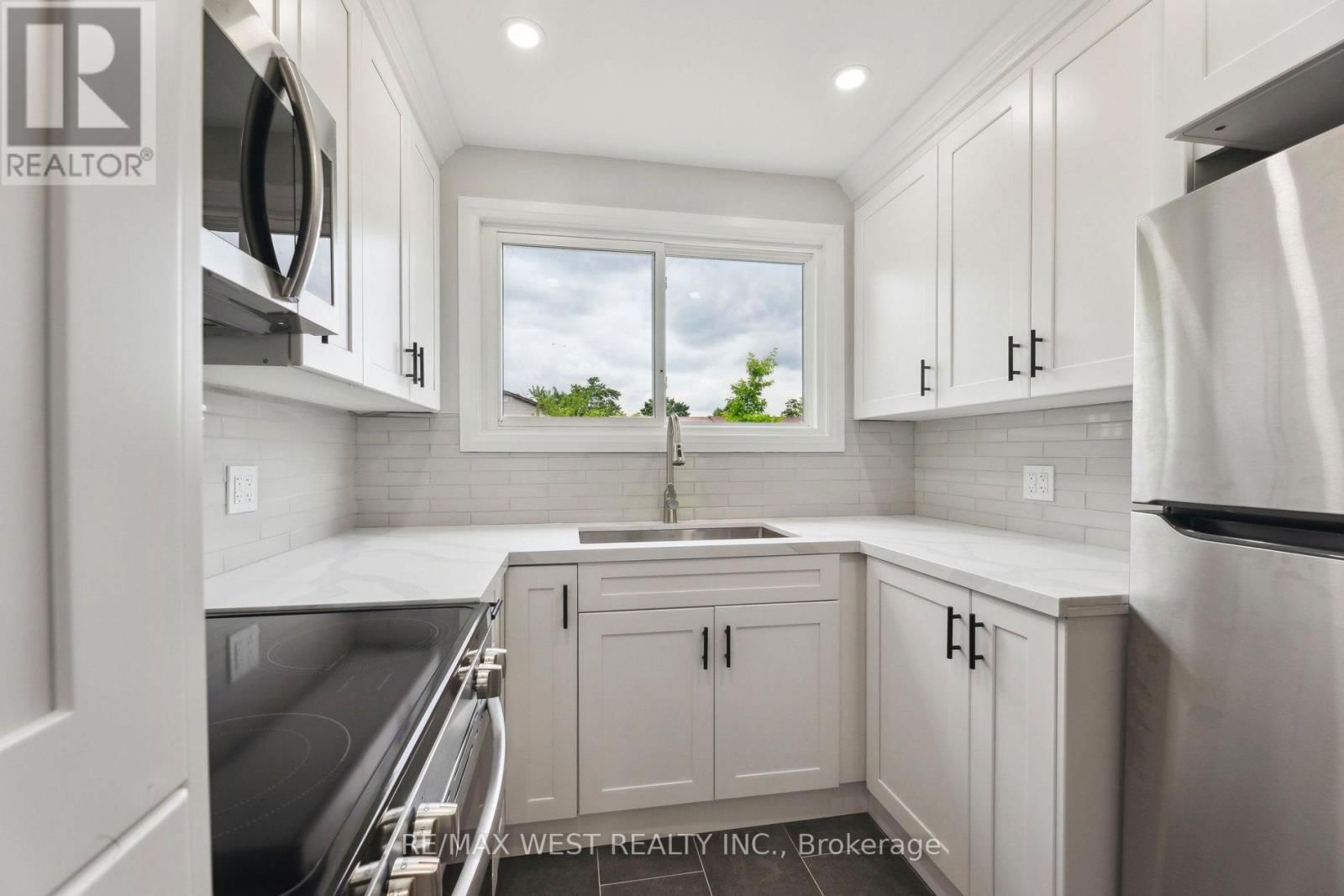 57 - 996 SYDENHAM ROAD Image 13