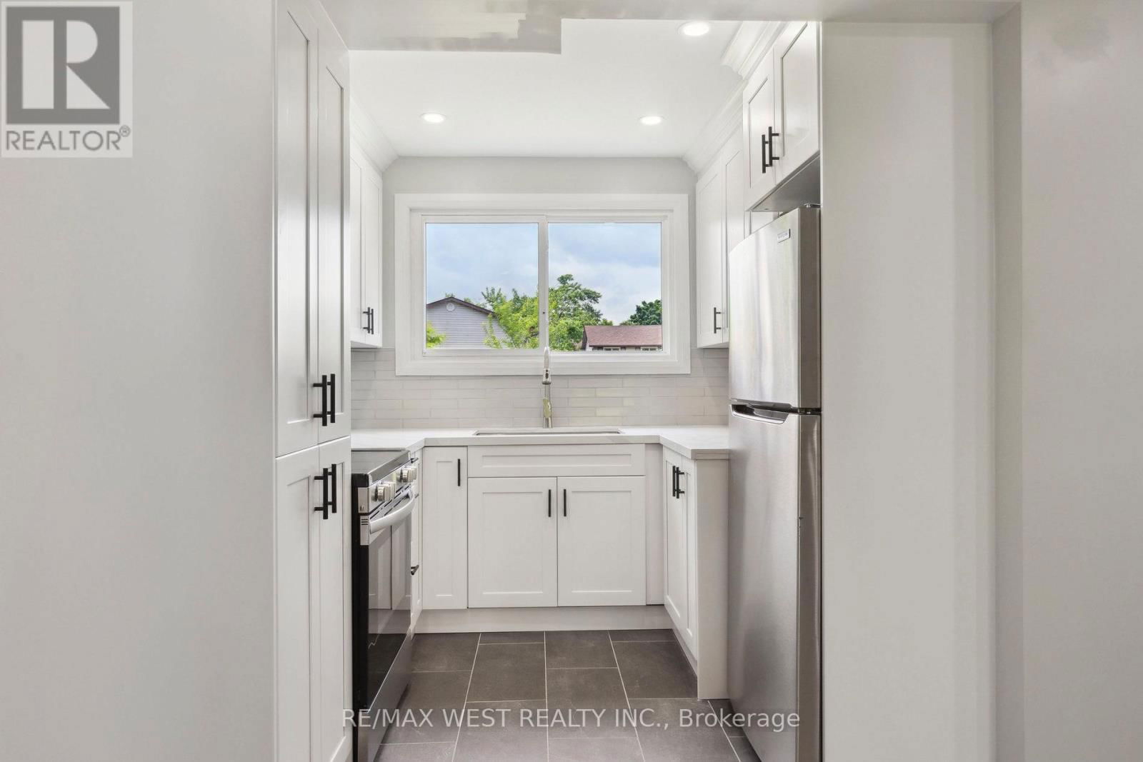 57 - 996 SYDENHAM ROAD Image 14