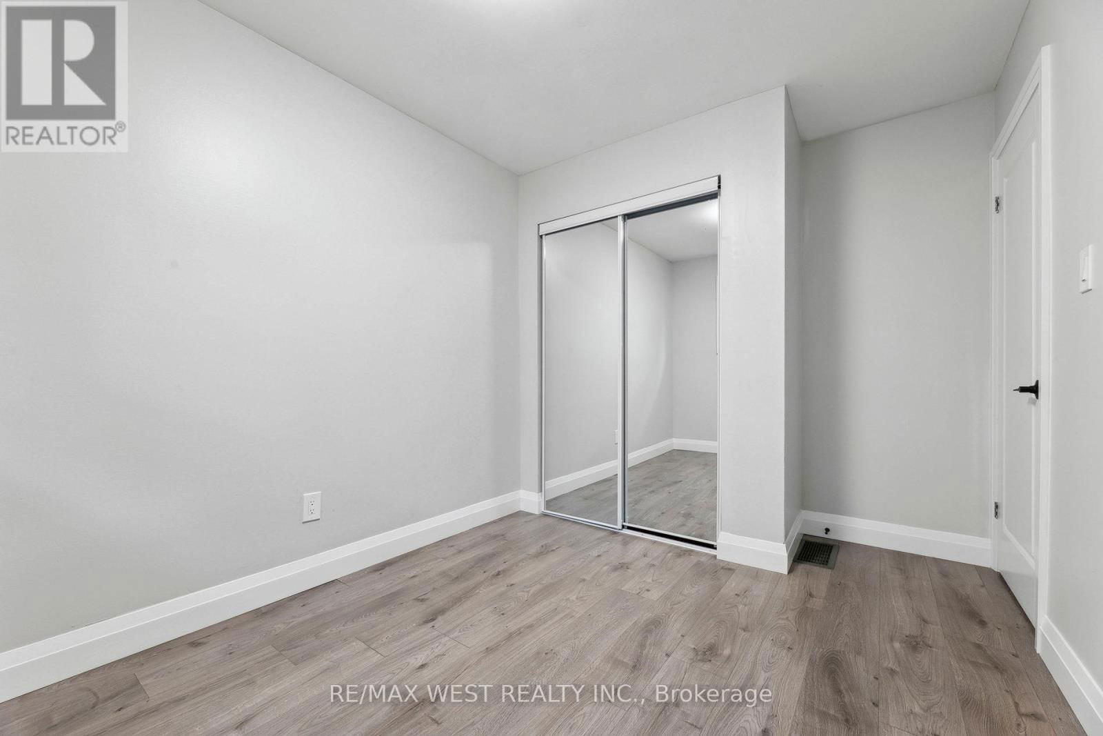 57 - 996 SYDENHAM ROAD Image 22