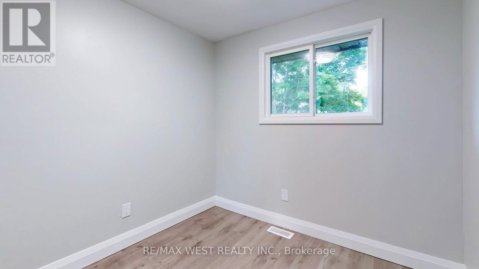 57 - 996 SYDENHAM ROAD Image 30