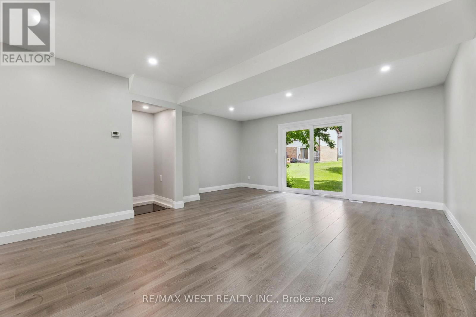 57 - 996 SYDENHAM ROAD Image 9