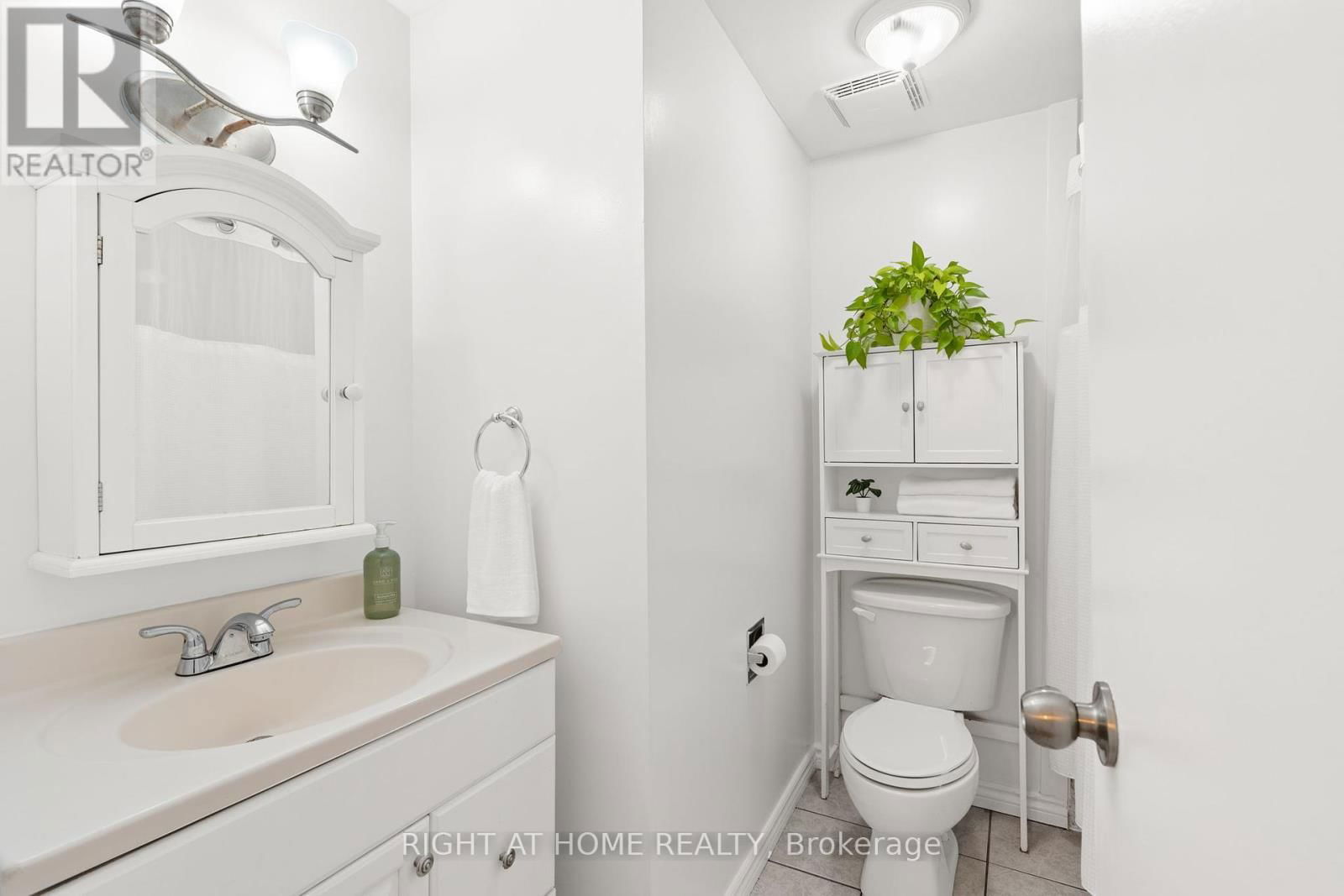 12B LARKSHIRE LANE Image 23