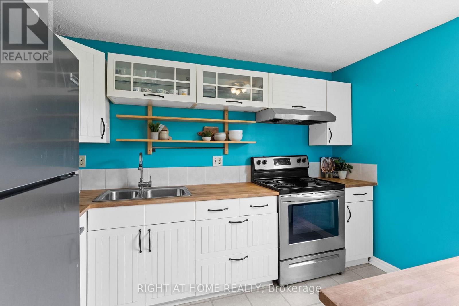 12B LARKSHIRE LANE Image 6