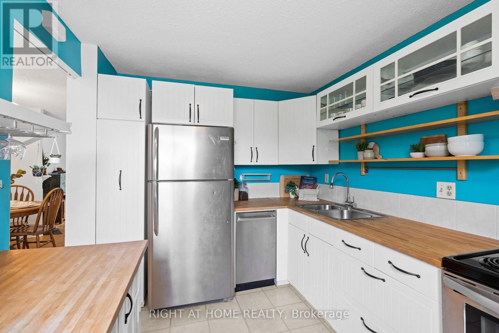 12B LARKSHIRE LANE Image 7