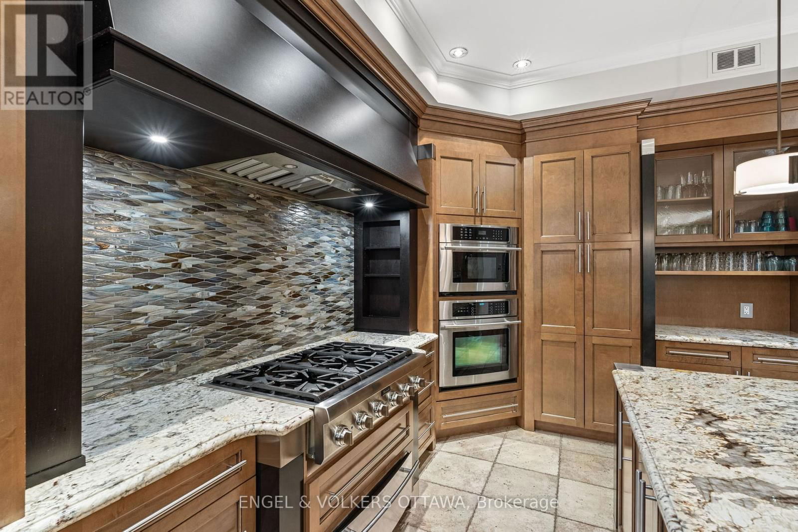 5800 QUEENSCOURT CRESCENT Image 14