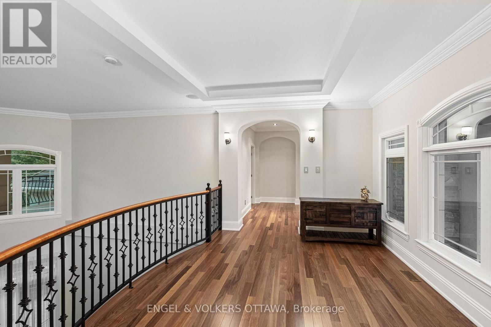 5800 QUEENSCOURT CRESCENT Image 22