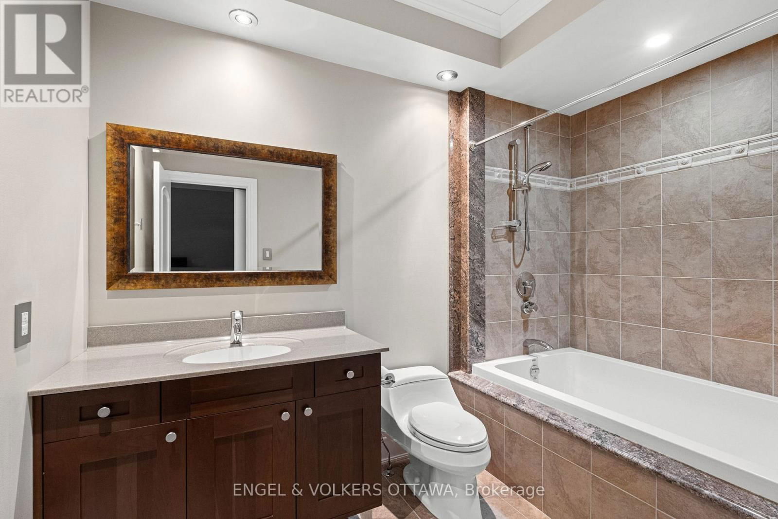 5800 QUEENSCOURT CRESCENT Image 25