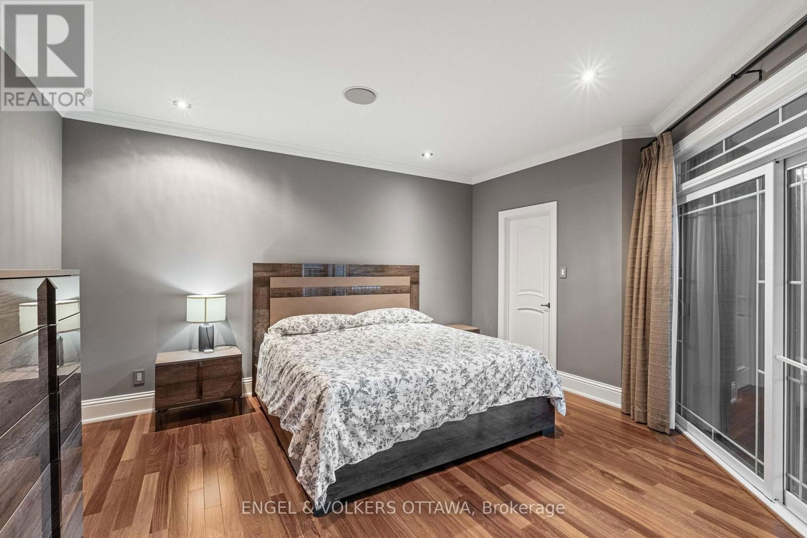 5800 QUEENSCOURT CRESCENT Image 26