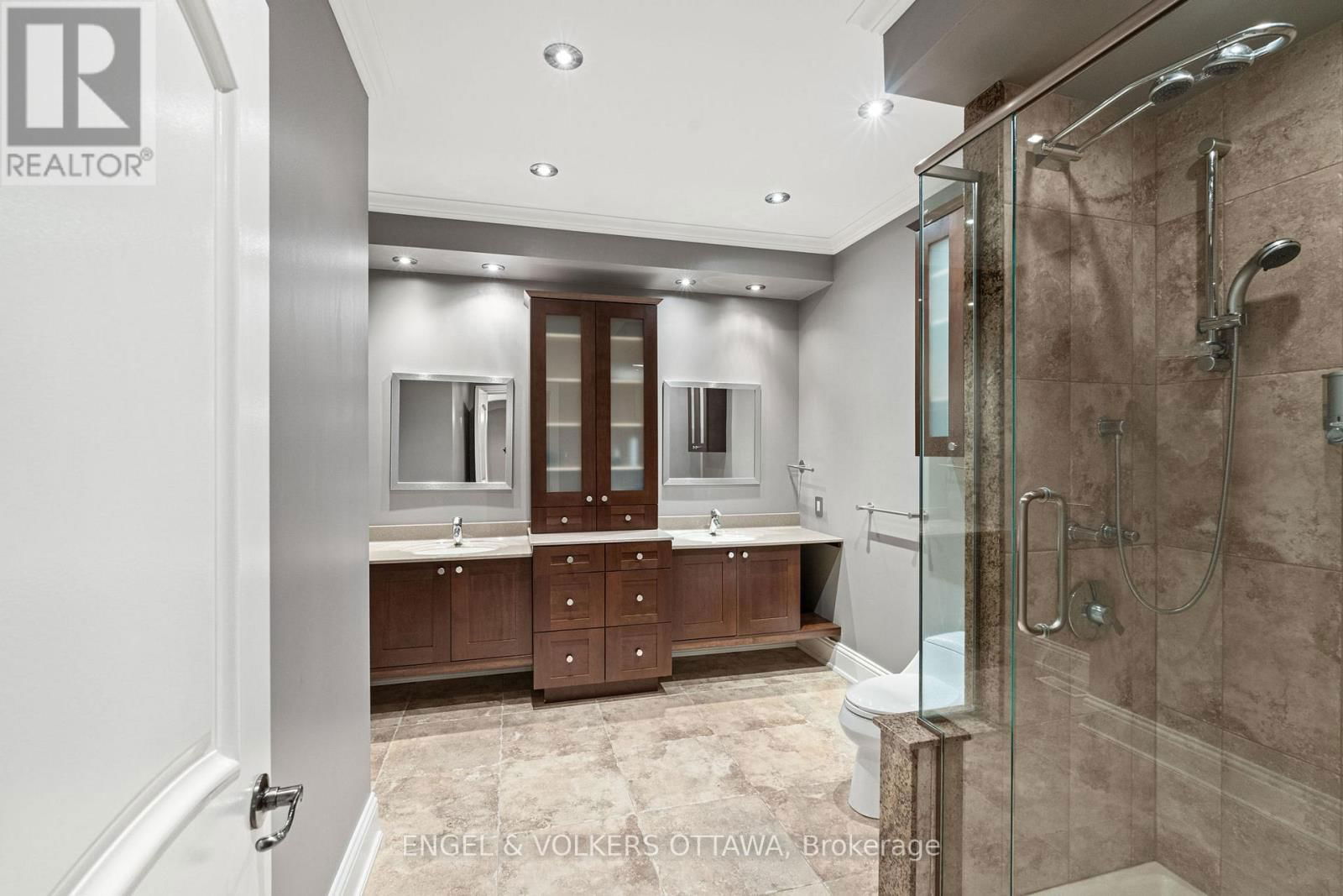 5800 QUEENSCOURT CRESCENT Image 29