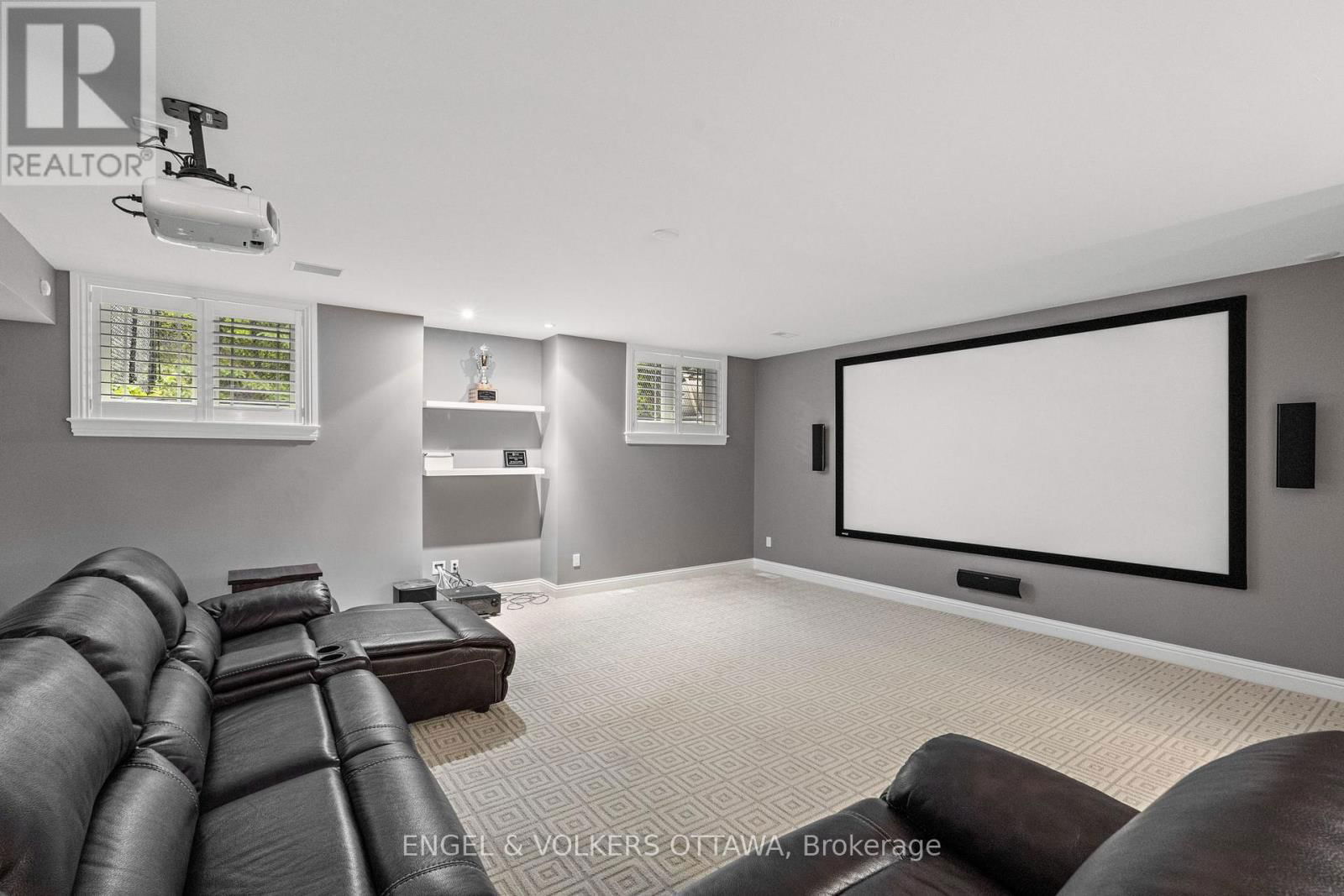 5800 QUEENSCOURT CRESCENT Image 32