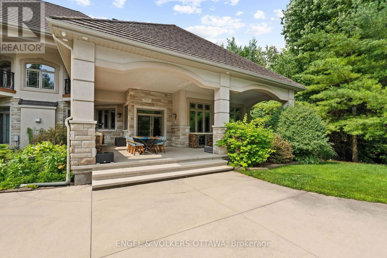 5800 QUEENSCOURT CRESCENT Image 34