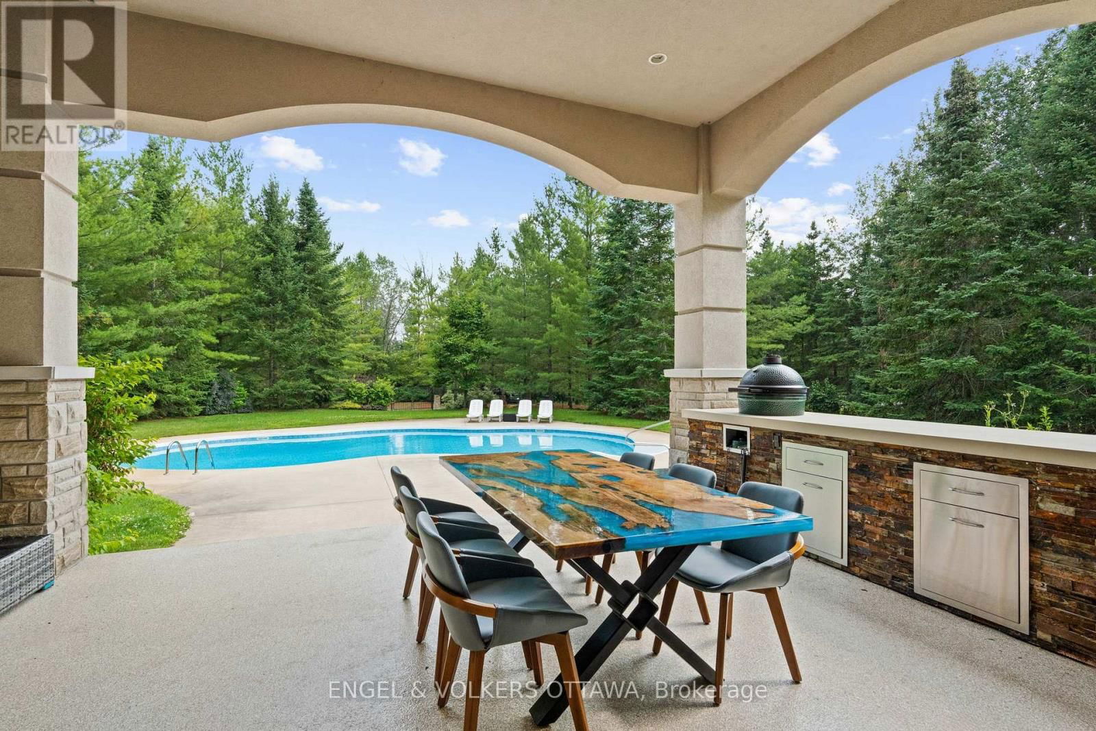 5800 QUEENSCOURT CRESCENT Image 35
