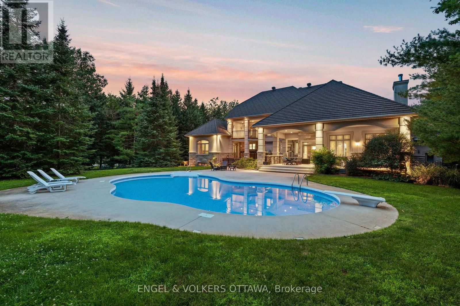 5800 QUEENSCOURT CRESCENT Image 37
