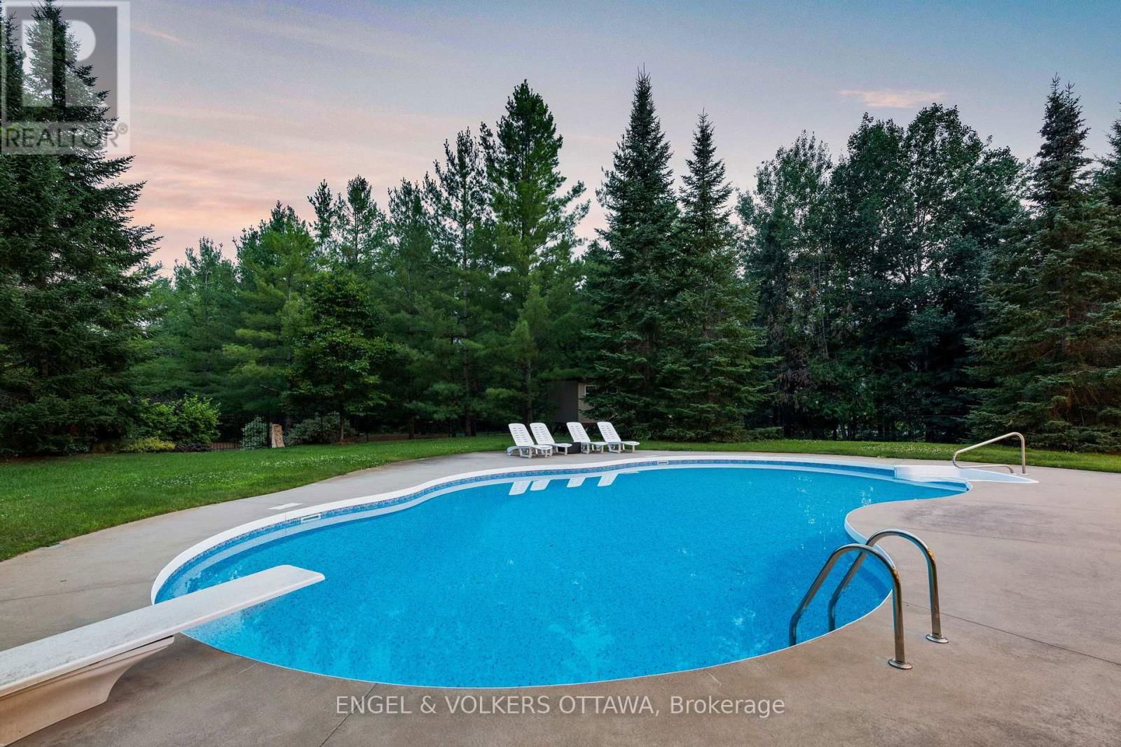 5800 QUEENSCOURT CRESCENT Image 38