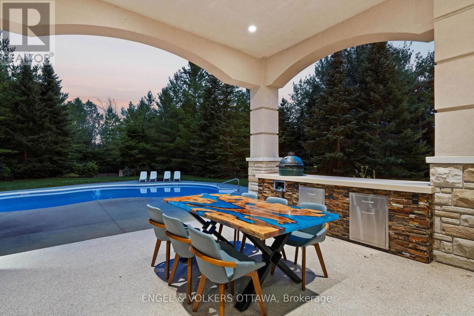 5800 QUEENSCOURT CRESCENT Image 39